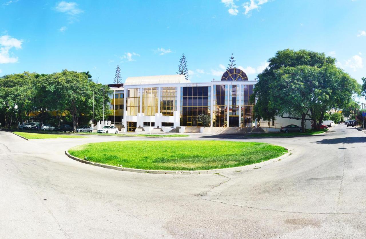 Moradia Geminada V0 - Localizacao Central - Privada Quarteira Esterno foto